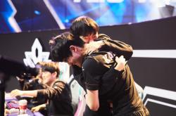 爱游戏官方网站DWG不断突破！，Rookie连续三场比赛得分超过出色防守观众掌声雷动的简单介绍